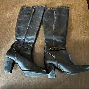 Ugg Claudine black boot preowned size 6.5